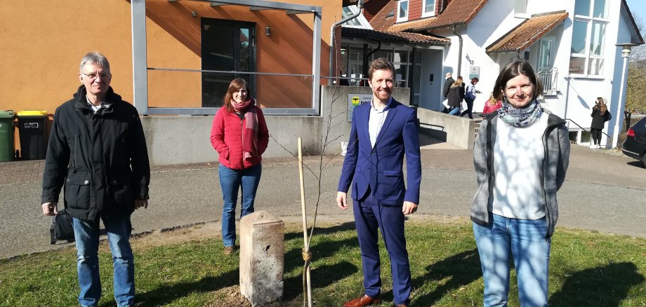 Bild An der Buche vor dem DGH: Der Leiter und die Mitarbeiterinnen des Bauamts: Manfred Zenker, Heidi Weber, Christina Gerhold (v.l.n.r.) und Bürgermeister Dr. Daniel Faßhauer (2.v.r.)