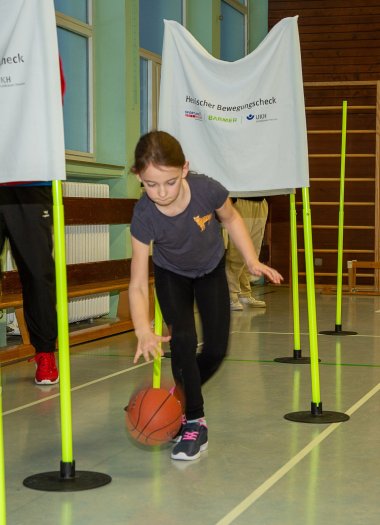 Mädchen beim Ballspiel