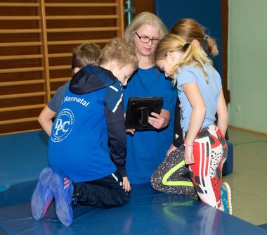 Gruppenbild mit Kindern und Teamerin