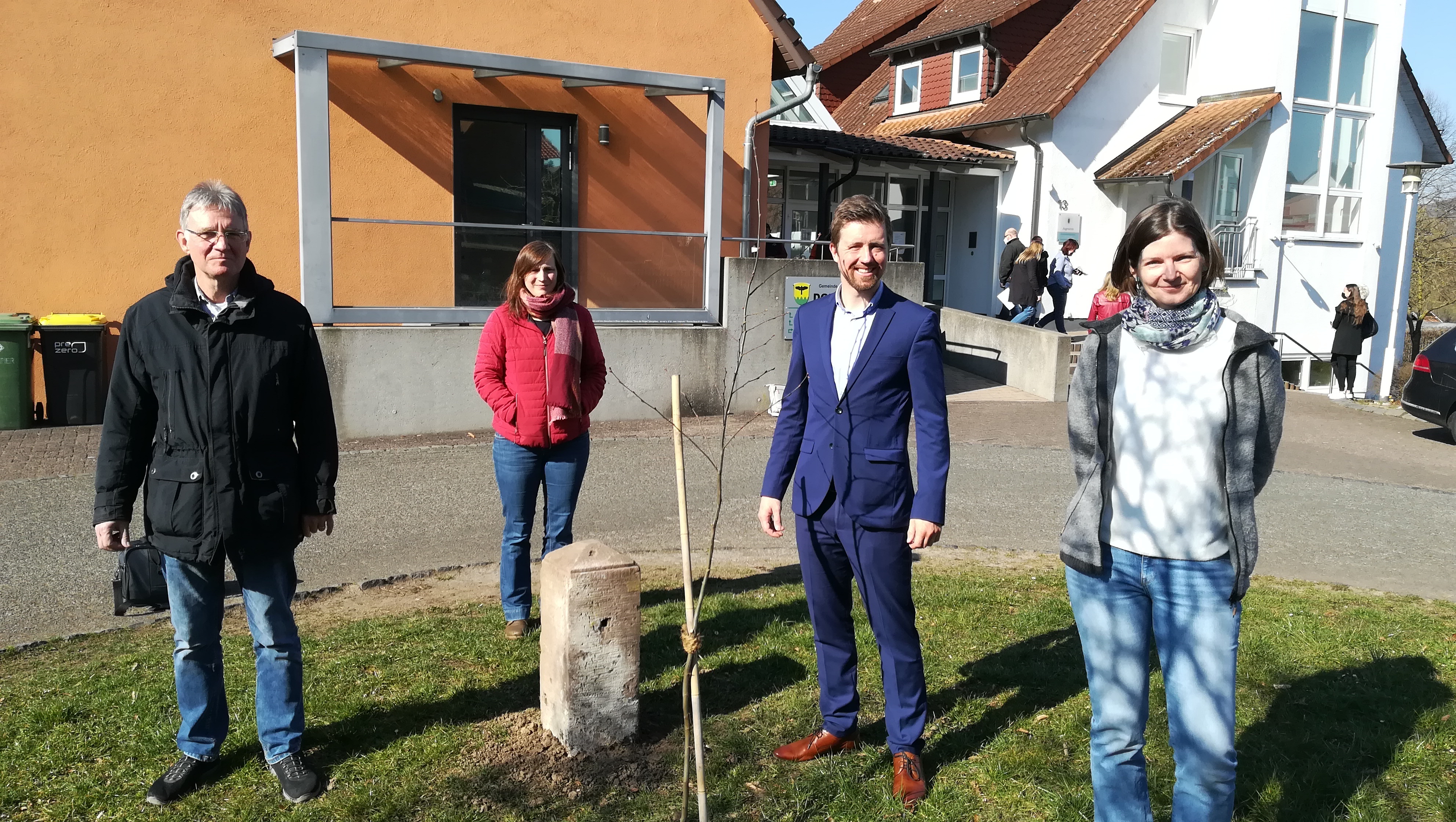 Bild An der Buche vor dem DGH: Der Leiter und die Mitarbeiterinnen des Bauamts: Manfred Zenker, Heidi Weber, Christina Gerhold (v.l.n.r.) und Bürgermeister Dr. Daniel Faßhauer (2.v.r.)